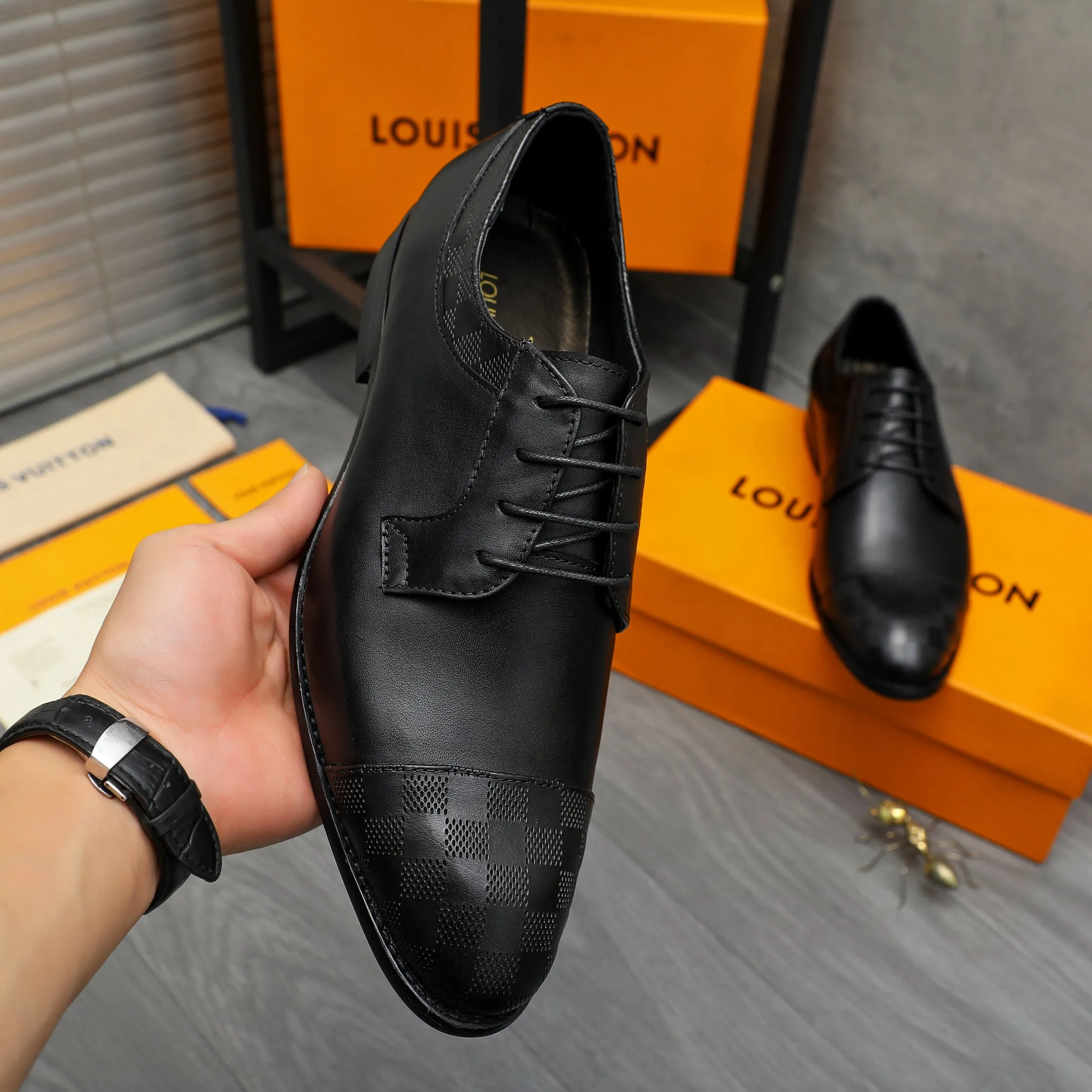 Men's shoes 💰p460 Product trademark: LV (Louis Vuitton) business lace-up leather shoes True size: 39-44 Product material: Selected cowhide stitching classic embossed upper, cowhide lining, original rubber outsole